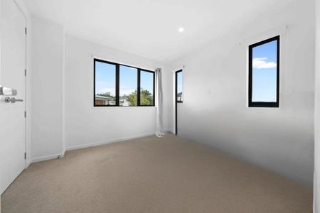 Two bedroom Plus Study Modern Corner Townhouse in the Heart of Howick - Photo 4