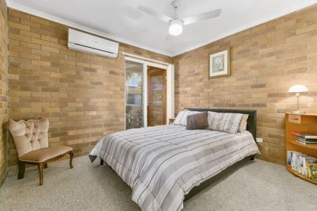 THREE BEDROOM TOWNHOUSE IN SOUGHT AFTER LOCATION - Photo 5