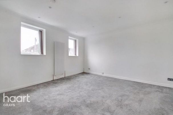 4 bedroom flat to rent - Photo 1