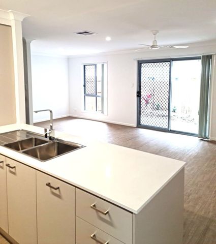 AVAILABLE 08/11/2025 - 4 BEDROOM- 2 BATHROOM FULLY DUCTED AIR-CONDITIONED TOWNHOUSE - Photo 5