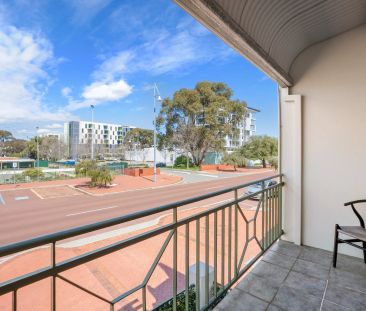 Coastal townhouse living, steps from the foreshore. - Photo 5