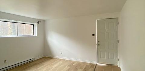 Magnifique appartement 3 1/2 demi-sous-sol complètement rénové, triplex - Photo 2