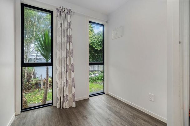 BRAND NEW LISTING: Cool 2 bedroom unit with garden - Photo 1
