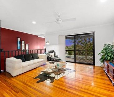 3 Bedrooms upstairs plus separate living downstairs - Photo 2