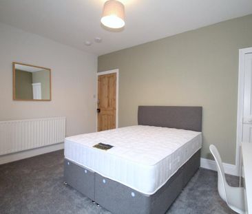 3 bedroom end of terrace house to rent - Photo 4