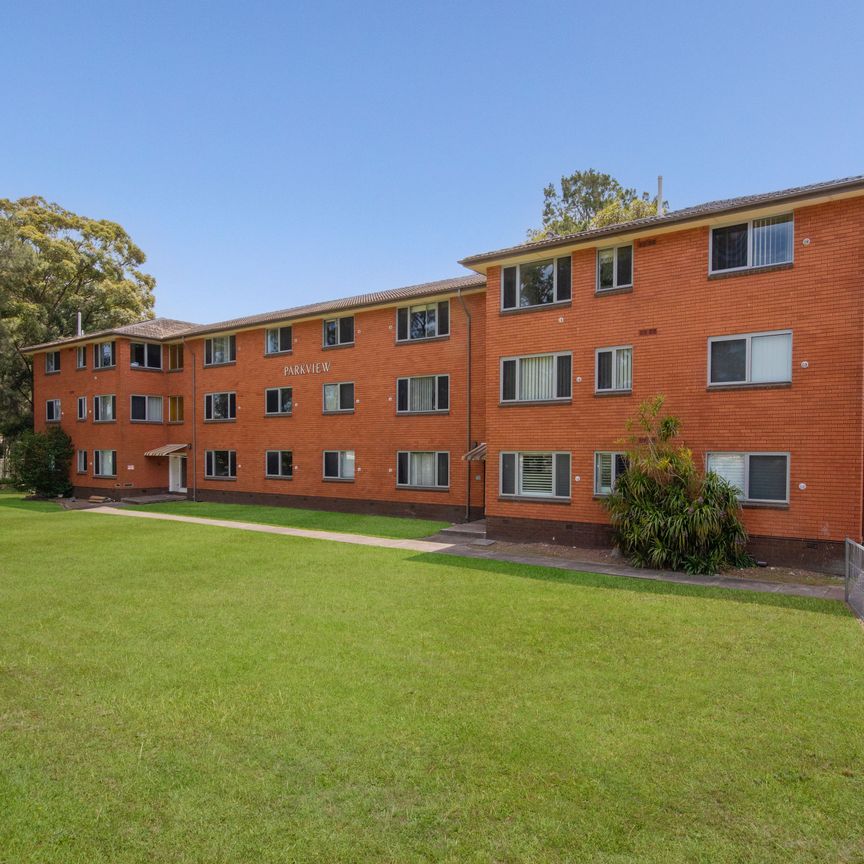 Tidy 2 bedroom apartment opposite the shops! - Photo 1
