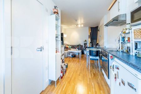 Only a short walk to Camden Town and Tufnell Park with its variety of shops - Photo 2