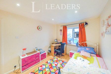 3 bedroom flat to rent - Photo 4