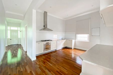 CHARACTER HOME - Photo 4