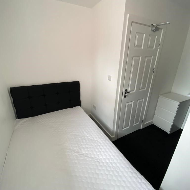 Room 3, Harley Street, Coventry - Photo 1