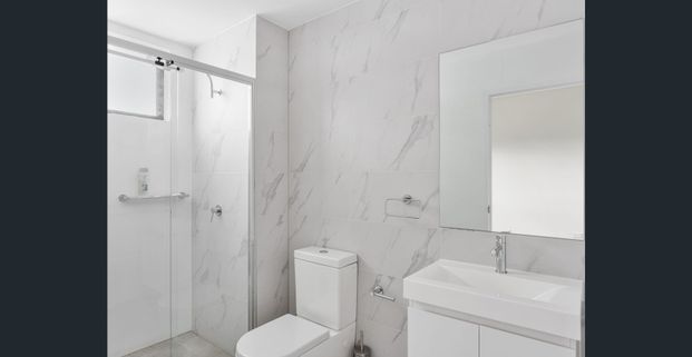 Sleek 2 Bedroom Apartment Close to Shops & Schools - Photo 1