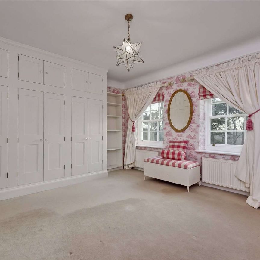 An elegant family home in a stunning secluded position, including a swimming pool, tennis court, two bedroom cottage, small paddock and two stables. - Photo 1