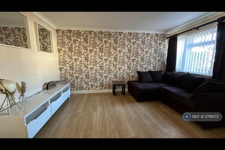 4 bedroom semi-detached house to rent - Photo 3