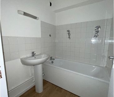 T4 en triplex de 93m² sur la place des géants à Grenoble - Photo 4