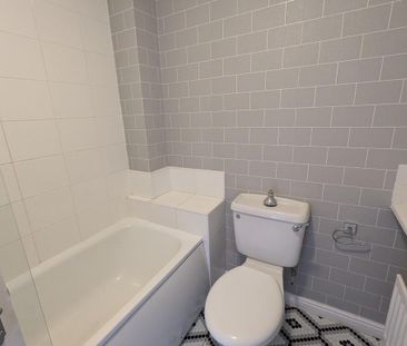 2 bedroom end of terrace house to rent - Photo 3