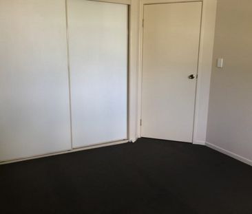 Top Floor 3 Bedroom Unit in Prime Location! - Photo 3