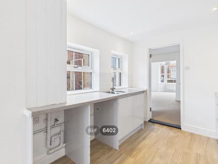 3 bedroom semi-detached house to rent - Photo 2