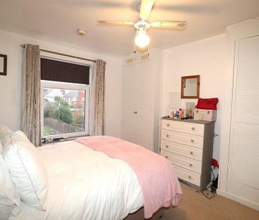 2 bedroom end of terrace house to rent - Photo 2