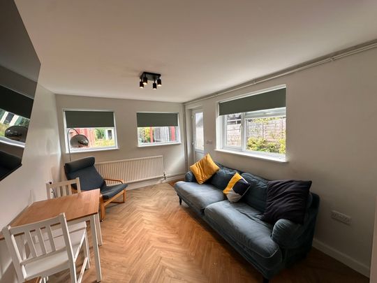 5 bedroom house *one room available* - Photo 1