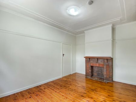 Renovated 2 Bedroom Apartment! - Photo 4