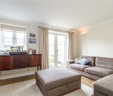 An exceptionally well presented three bedroom end of terrace townho... - Photo 1