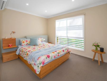 “Stunning Townhouse In Prime Location” - Photo 3