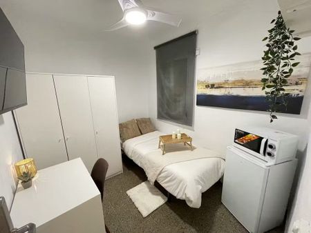 Rambla de Badal, Barcelona, Catalonia 08014 - Photo 3