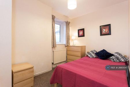 3 bedroom flat to rent - Photo 4