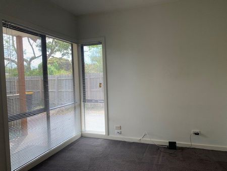 4BR 2 LIVING FAMILY HOME IN PRIME LOCALE! - Photo 2