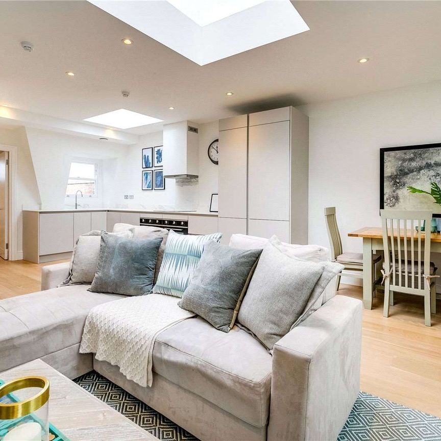 Stunning duplex top floor flat within an exclusive boutique development of a converted Lion house - Photo 1