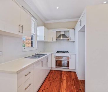 Two Bedroom Plus Study Art Deco Apartment - Photo 2