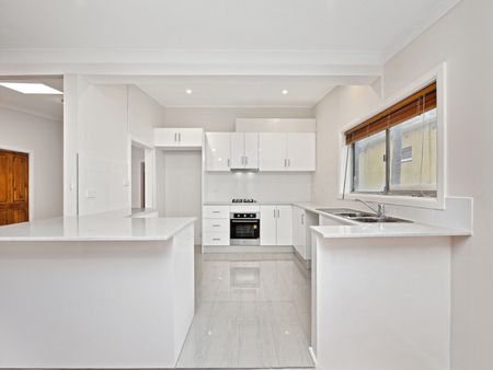 4 Bedroom Family Home plus study! - Photo 4