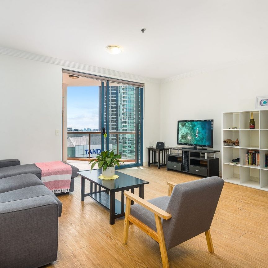 Luxurious High-Floor 2 Bedroom Apartment with Stunning River & City Views – Prime CBD Location - Photo 1