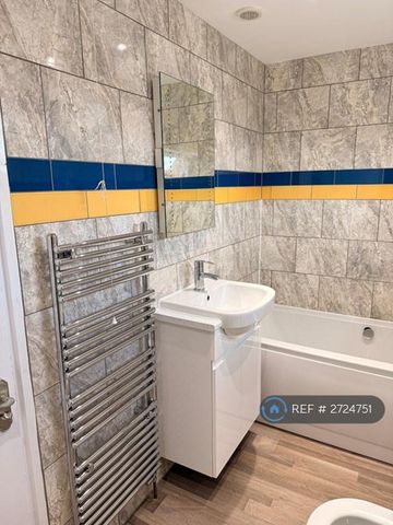 3 bedroom end of terrace house to rent - Photo 3