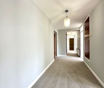 Avenue Road, Epsom - Photo 2