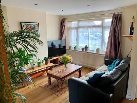 3 Bed Semi-Detached House, Tintern Crescent, RG1 - Photo 2