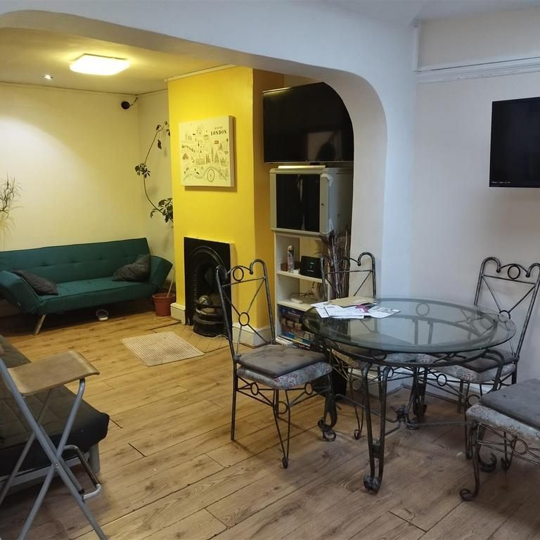 1 bedroom in a house share to rent - Photo 1