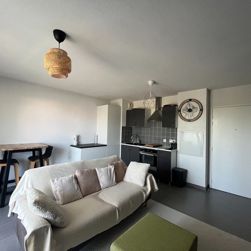 Location Appartement 3 pièces 56m² CHATEAUNEUF LES MARTIGUES 13220 - Photo 1