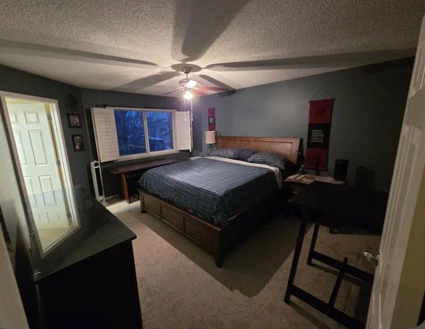Private Master Bedroom with King-bed and OnSuite Bathroom — 4 Bedrooms+ Den Room For Rent - Photo 1