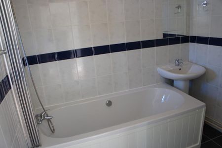 1 bedroom semi-detached bungalow to rent - Photo 2