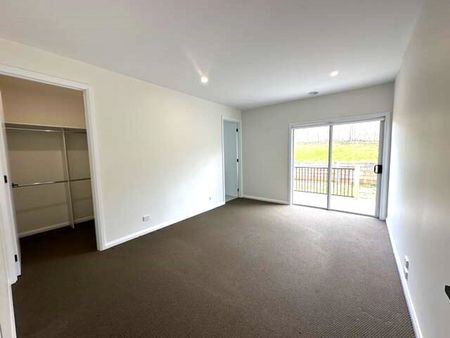 LARGE LUXURIOUS FAMILY HOME - Photo 4