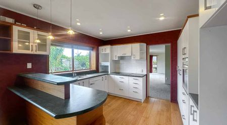 Charming 3-Bedroom Family Home for Lease in Farm Cove - Photo 3