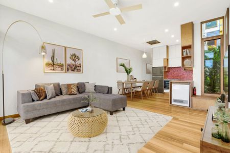 Luxuriously Designed, Tastefully Renovated, Stylish and Sun Kissed Executive Style Family Home in a Blue-Ribbon Location, Pet Friendly - Photo 5