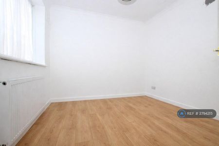 2 bedroom semi-detached house to rent - Photo 5