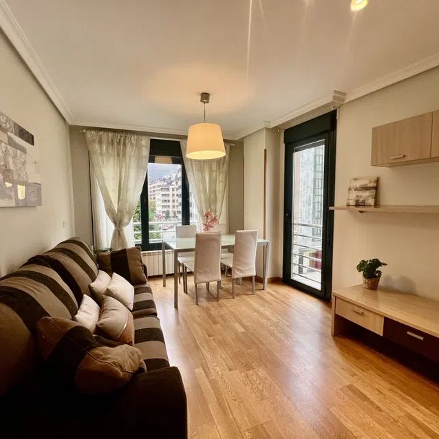 Alquiler de piso en Calle Alfonso III el Magno, 17 - Photo 1