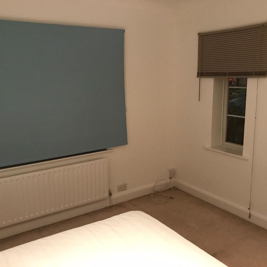 Five bedroom houseshare in Central Fleet Room 4 - Photo 1