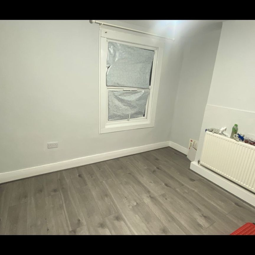 Room in a Shared House, High Street North, E6 - Photo 2