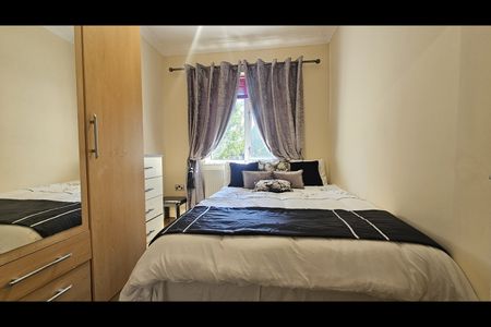 4 Bed Semi-Detached House, Bowes Road, W3 - Photo 5