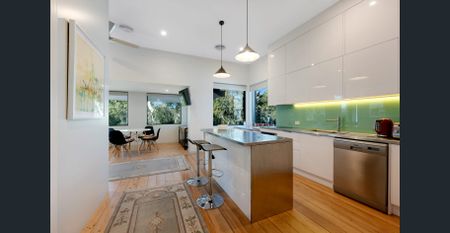 "Generous Studio Apartment in Boutique Block with WIFI Included" - Fully Furnished - Photo 5