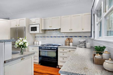 LARGE FAMILY HOME WITH IMMACULATE & SPACIOUS INTERIORS! - Photo 3